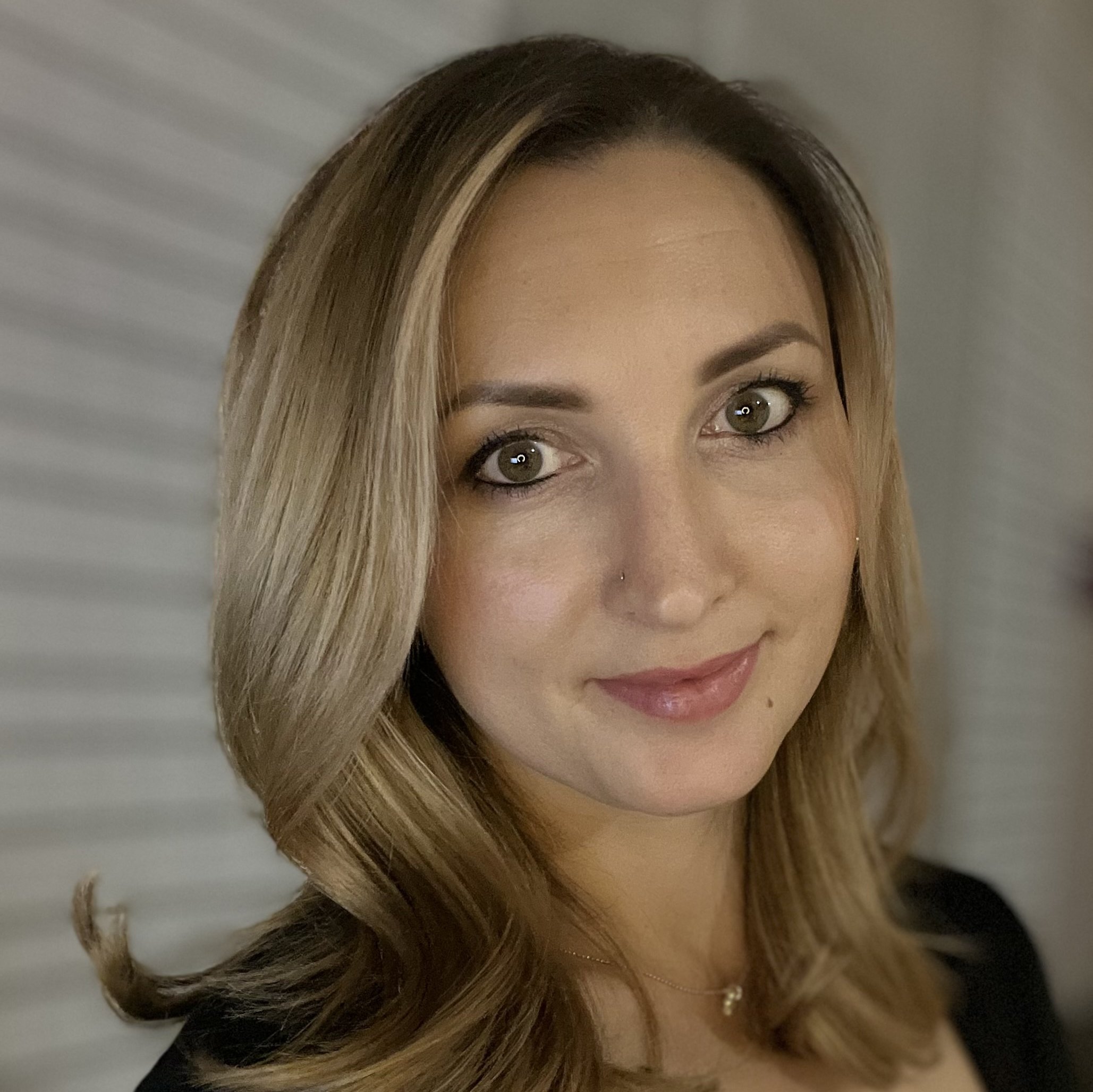 Frau mit Haaren schaut zu Betrachter