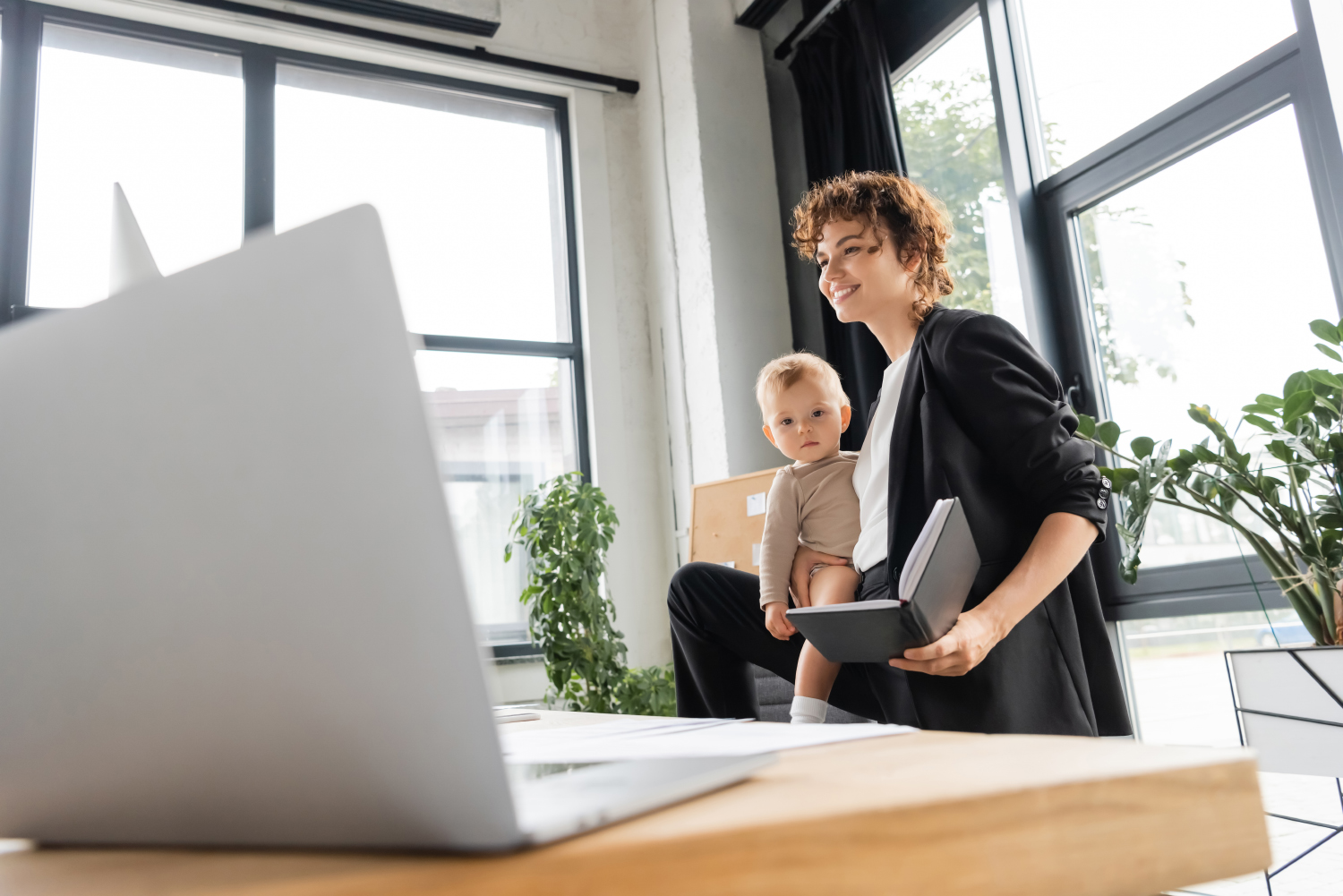 Frau mit Kind vor Laptop