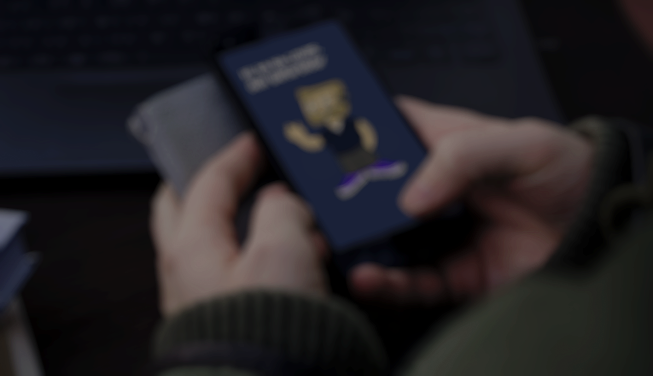 Person schaut sich Handy an. Bildschirm zeigt Comicfigur. Bild ist unscharf.